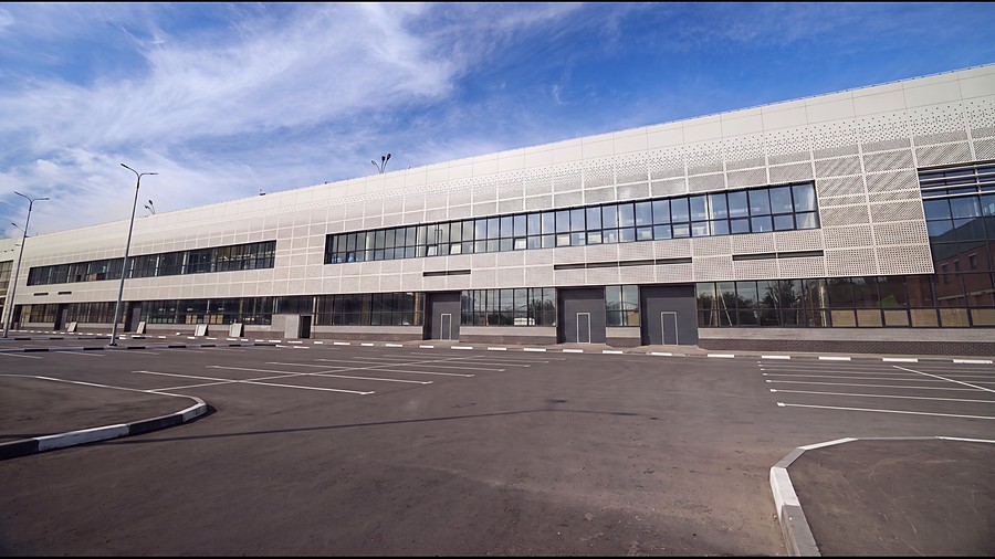 Размеченная парковка у корпуса бизнес-парка «Кластер»